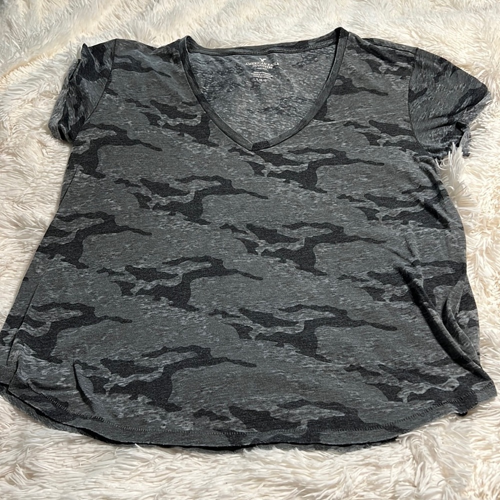 American Eagle black & gray camouflage heathered camo v-neck t-shirt top L
